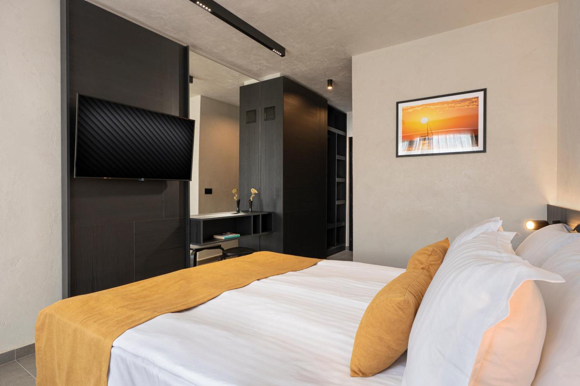 Double Room Balcony Pool View Fully Renovated,1661646557:JPEG